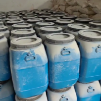 公司每個月幾百個藍(lán)色塑料桶處理