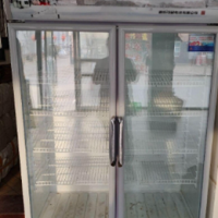 一(yī)台可耐牌展示冰櫃處理