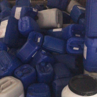 廠裏每個月一(yī)千多個塑料桶處理