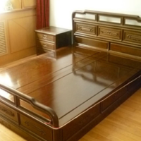 一(yī)套純手工(gōng)紅木雙人床床頭櫃打包處理