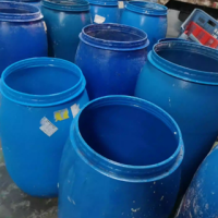 20多個藍(lán)色塑料桶打包處理